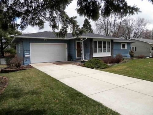 104 Pleasant Dr, Laporte City, IA 50651-1124