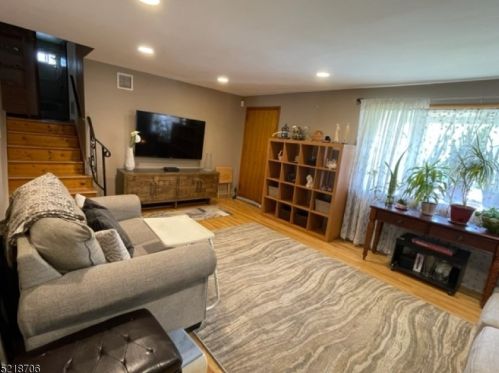 523 Chestnut St, Roselle, NJ 07203-1943