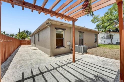 711 3rd Pl, Dania Beach FL  33004-4924 exterior