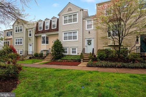 2357 Hunters Square Ct, Herndon, VA 20191-2821