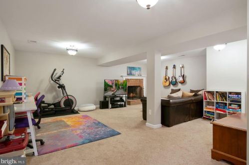 9514 Wallingford Dr, Springfield VA 22015-1738 exterior