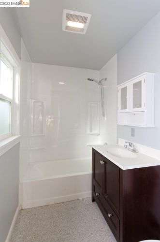 2509 Filbert St, Oakland CA 94607-2920 exterior