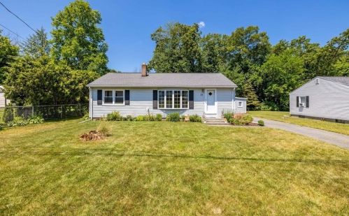 14 Pembroke Pl, Chicopee, MA 01020-3810