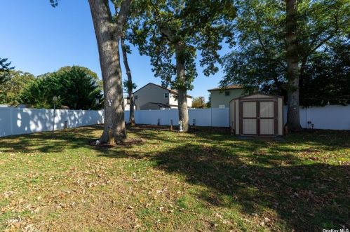 137 Plymouth St, Babylon, NY 11704-8114