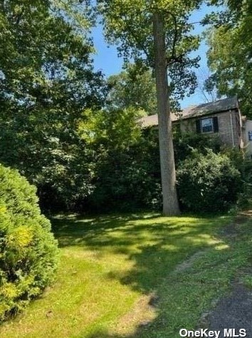 10 Crescent Rd, Great Neck, NY 11021-2709