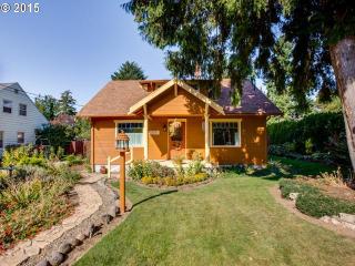 5609 Ainsworth St, Portland, OR 97218-2321