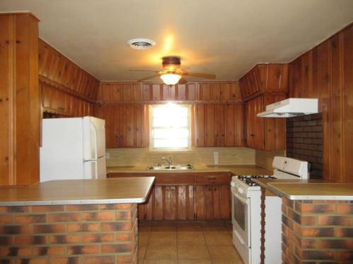 2108 Robinwood Ln, Denton, TX 76209-2145