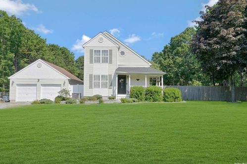 15 Patrick Ln, Panamoka, NY 11961-3400