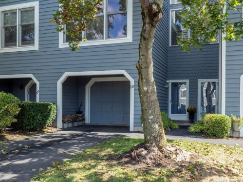 124 Fawn Ridge Ln, Norwalk, CT 06851-1141