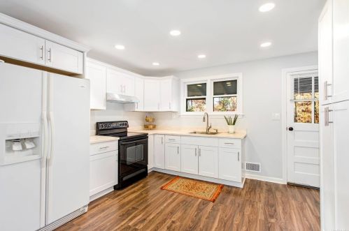47 Jackson Ave, Scotts Beach, NY 11789-2604