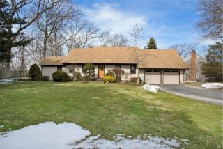 27 Soundview Dr, Shoreham, NY 11786-1158
