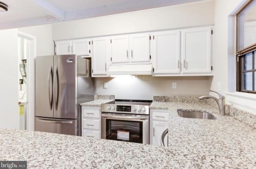 2053 Headlands Cir, Herndon VA  20191-3642 exterior