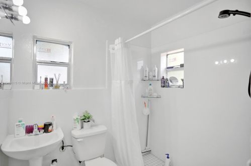 921 18th St, Hialeah FL  33010-2322 exterior