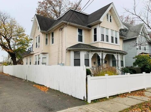 41 Cottage St, Bridgeport, CT 06605-2827