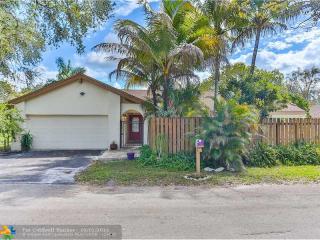 68 Forest Cir, Hollywood FL  33026-1107 exterior
