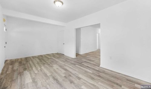 112 Pompton Ave, Verona, NJ 07044-2917