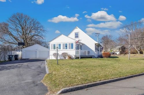 250 Meadowside Rd, Milford, CT 06460-4529