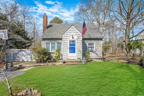 7 Manhasset Trl, Panamoka, NY 11961-2281