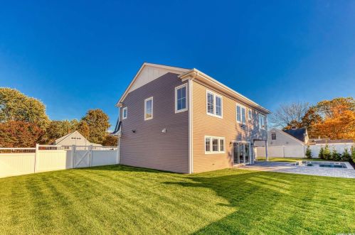 2 Hedge Ln, Westbury NY  11590-6523 exterior