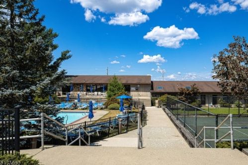 61 Woodland Dr, West Paterson NJ  07424-3707 exterior