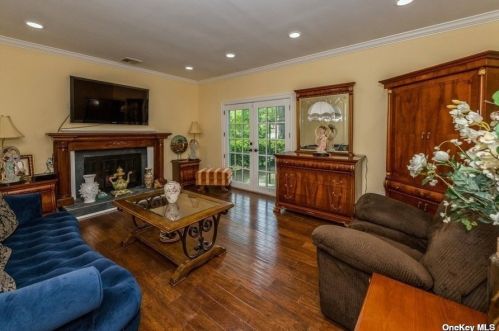 37 Kivy St, Huntington Station NY  11746-2044 exterior