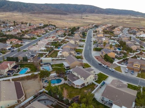 42240 Ridge View Dr, Lancaster CA 93536-7382 exterior