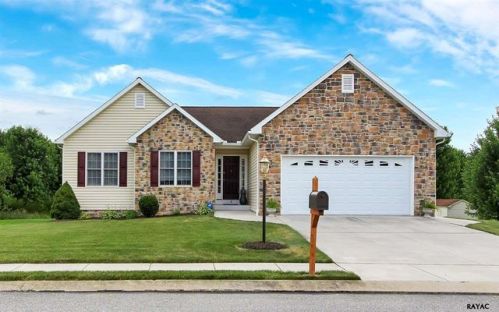 8 Clover Dr, Littlestown, PA 17340-9175