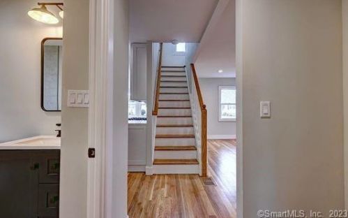 242 Meadowside Rd, Milford CT  06460-4528 exterior