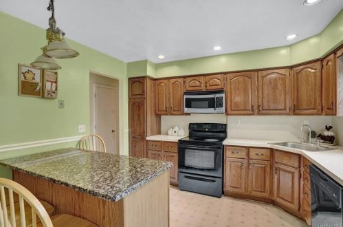 108 Nantucket Dr, Fishkill NY  12524-1021 exterior