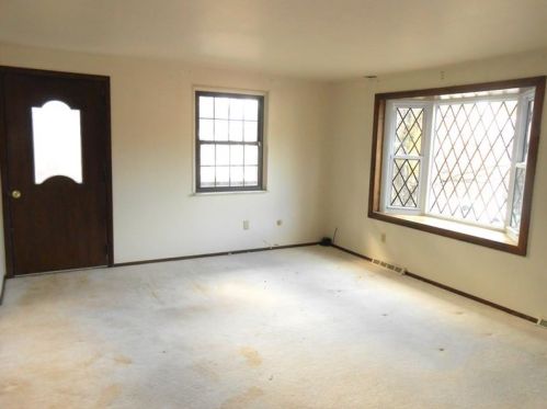 907 Camelot Dr, Pittsburgh, PA 15237-4917