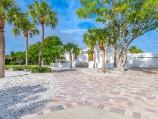 105 Seagull Ln, Sarasota, FL 34236-1605