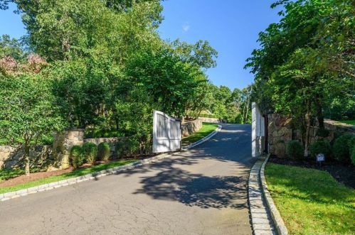 1187 Riverbank Rd, Stamford, CT 06903-2710