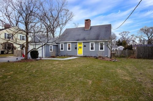 34 Dahlia St, Warwick, RI 02888-5116