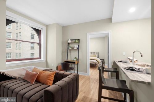 14202 Chestnut St, Philadelphia, PA 19102-2905