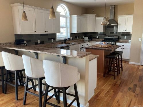 8 Summit Dr, Marlborough NY  12542-6408 exterior