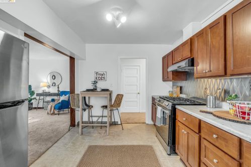 1042 Foothill Blvd, Oakland CA  94606-3016 exterior