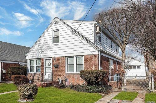 31 Blossom Row, Valley Stream, NY 11580-2509
