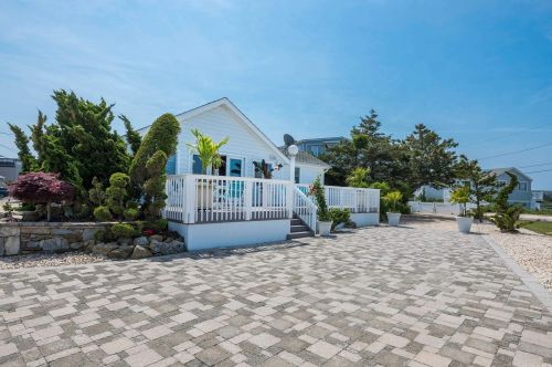 73 Harbor Rd, West Hampton Beach, NY 11978-2932