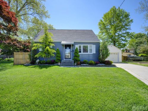 17 Clayton Ct, East Brunswick, NJ 08816-2902