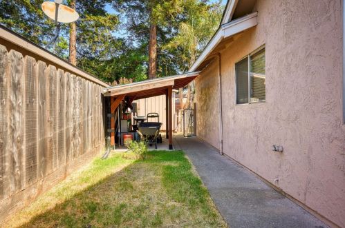 6135 Shoshone Dr, Manteca CA  95336-2562 exterior