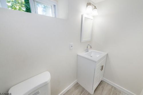 1058 Mayfair Dr, Rahway NJ  07065-1909 exterior