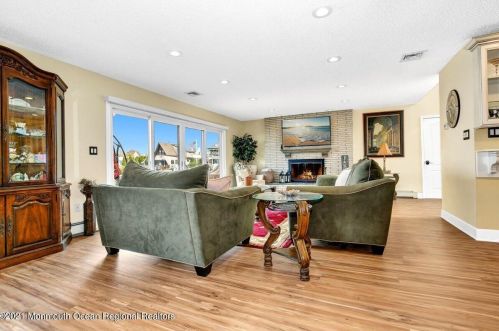 98 Jib Ln, Bricktown NJ  08723-6747 exterior