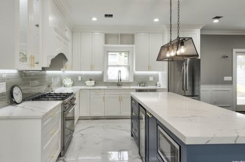15 Mead Ln, Westbury NY  11590-6303 exterior