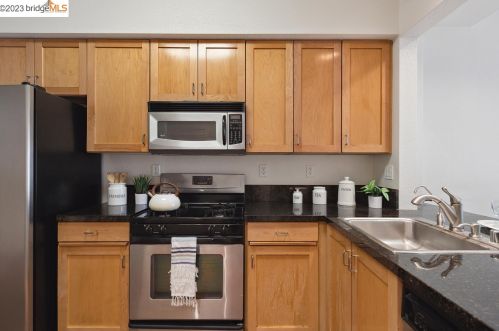 1502 Brunswig Ln, Oakland, CA 94608-2411