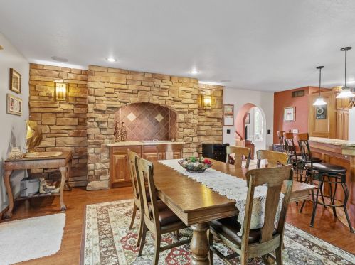 1410 Whitewater Dr, Manitowoc WI 54220-9437 exterior