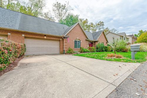 110 Lucca Ln, Oakmont, PA 15139-1256