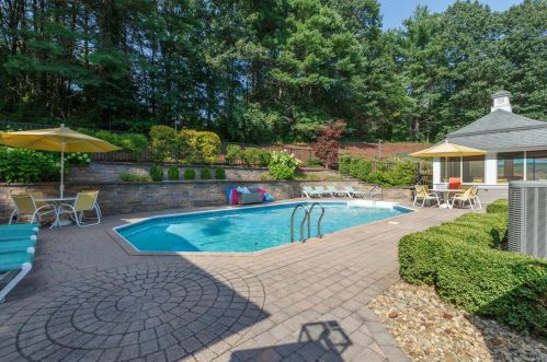 135 Hooker Farm Rd, Salem NH  03079-1815 exterior