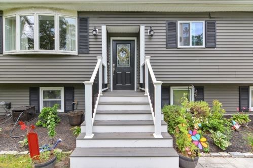 105 Kingman St, Taunton, MA 02718-1407