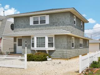 28 Plainfield Ave, Lavallette, NJ 08735-1923
