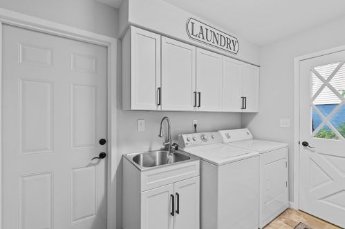 2414 Lagoon Ct, Thiensville WI  53092-5549 exterior